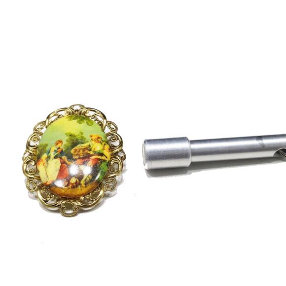 Vintage Western Germany Cameo Lucite Brooch, Filigree Gold Tone, 1960s - Picture 9 of 10